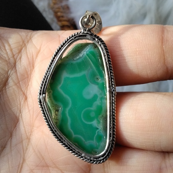 Gorgeous Green Banded Agate Silver Plated Stone Pendant Necklace - Picture 3 of 4